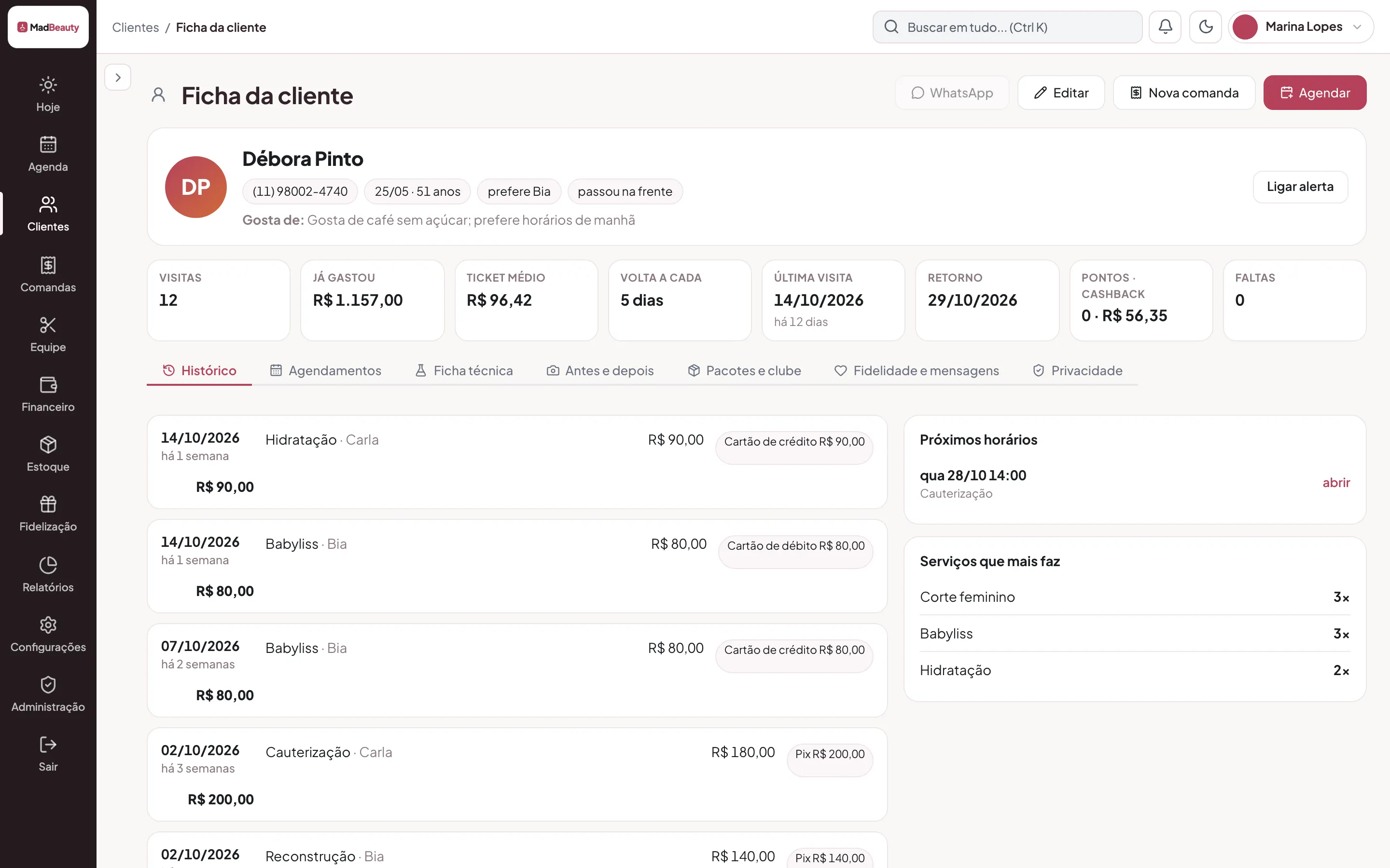 Ficha da cliente com gasto, ticket, ritmo de retorno, preferências, histórico de atendimentos e pontos
