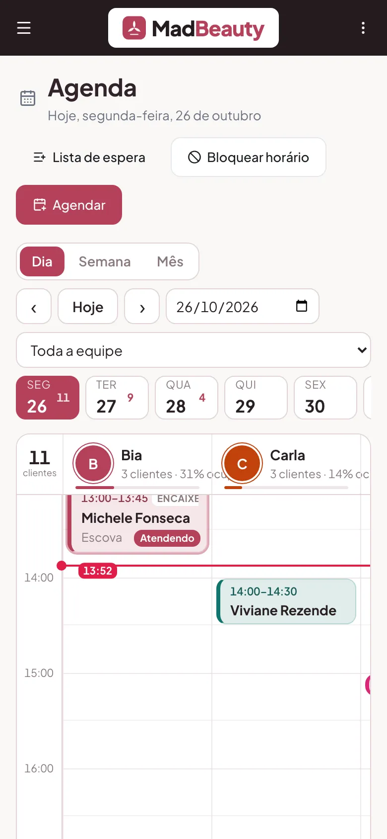 A agenda do dia no celular, por profissional, com quem está em atendimento agora